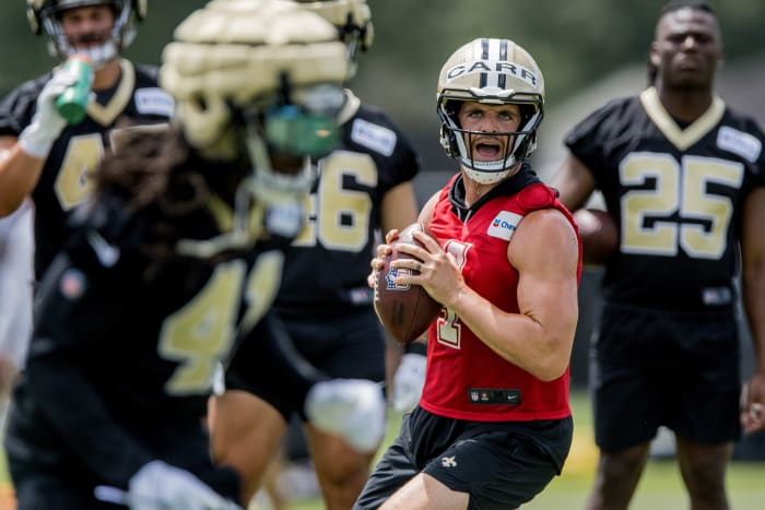 Derek Carr sets to throw to Alvin Kamara during Saints minicamp.
